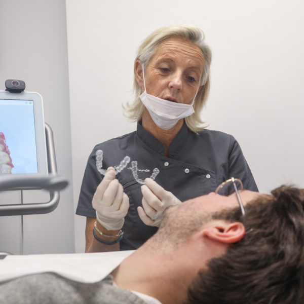 Le Dr Severin réalise un soin orthodontique