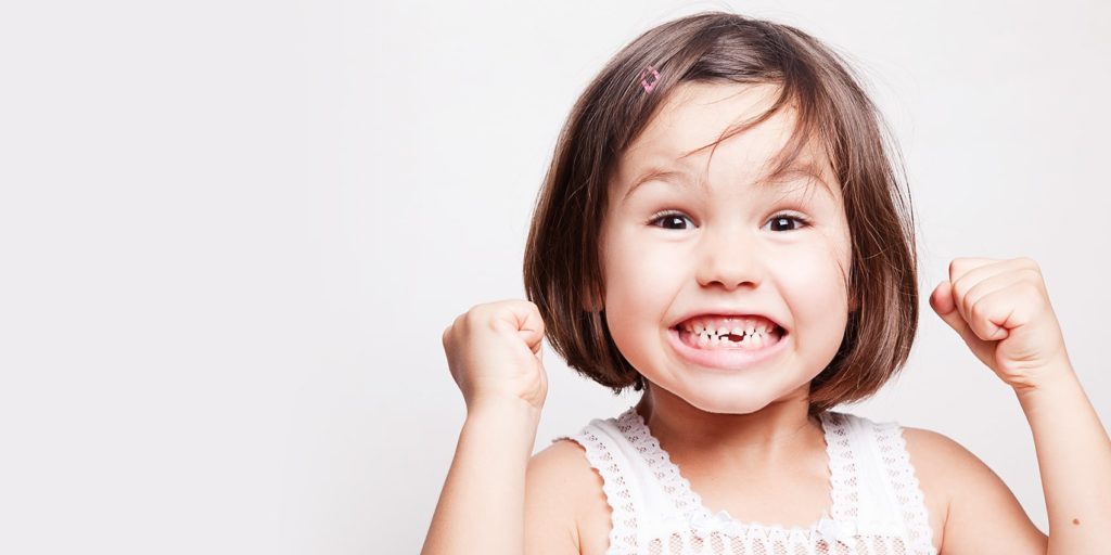 une petite fille en consultation orthodontiste